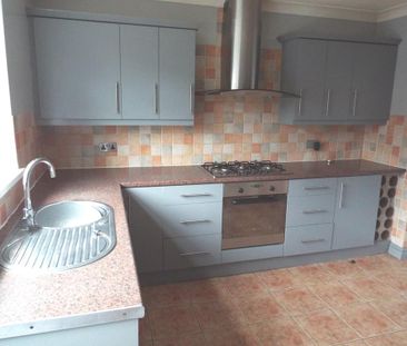 3 bedroom terraced house to rent - Photo 2