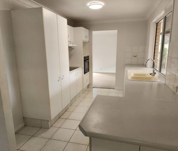 Broadbeach Waters Home With 3 beds 2 Baths Double Garage & Inground... - Photo 5