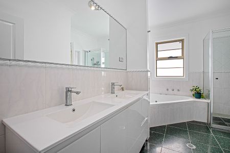 Family home in prime Roselands location - Photo 4