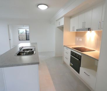 17 Yass Circuit, Kelso QLD 4815 - House For Rent | Domain - Photo 1