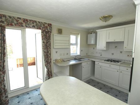 3 bedroom detached house to rent - Photo 4