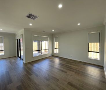 Family Home in Fraser Rise! - Photo 2