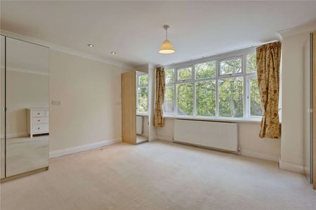 A modern detached family home offering modern and open plan living. - Photo 4