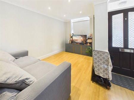 4 bedroom end of terrace house to rent - Photo 4