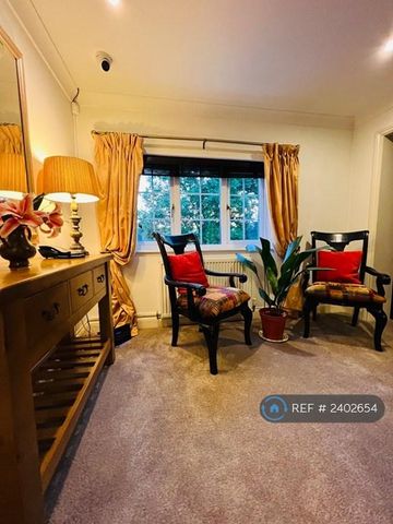 1 bedroom in a house share to rent - Photo 2