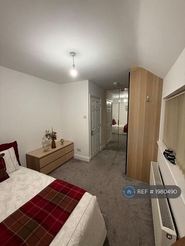 1 bedroom in a house share to rent - Photo 4