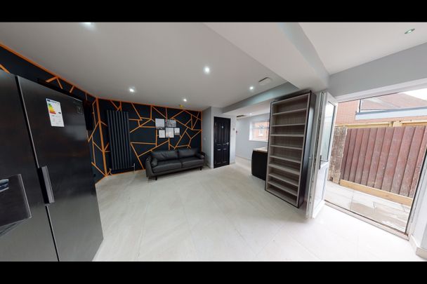 5 Bed Semi-Detached House, Charter Avenue, CV4 - Photo 1