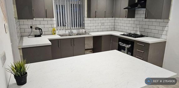 3 bedroom end of terrace house to rent - Photo 2