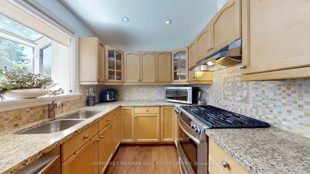 For Lease - 386 Kerrybrook Drive, Richmond Hill, Ontario - Photo 3