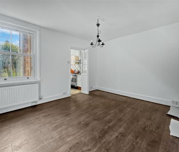 3 bedroom end of terrace house to rent - Photo 2