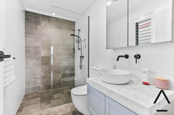 Luxuriously Designed, Near New, Stylish And Sun Kissed Executive Style Five Bedroom Family Oasis In A Blue Ribbon - Photo 1