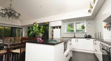 Family home in Hillpark - Photo 4