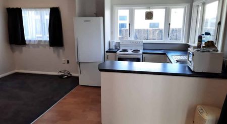 Tidy 4 Bedroom home plus free weeks rent - Photo 4