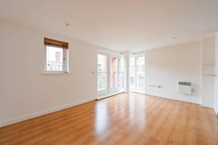 2 bedroom mews to rent - Photo 2