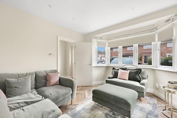 4 bedroom end of terrace house to rent - Photo 1