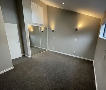 Sunny 3-Bedroom Townhouse in Sought-After Wadestown - Photo 3