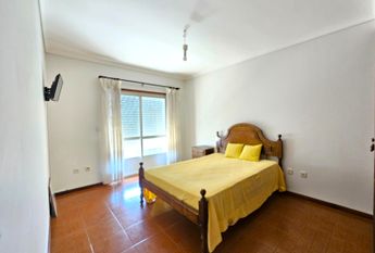 2 bedroom flat with balcony a stone's throw from Vageira Beach!