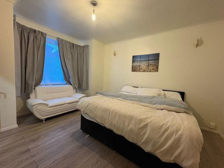 4 bedroom semi-detached house to rent - Photo 4