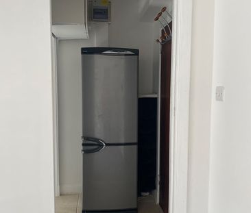 Studio Flat, Du Cane Court, SW17 - Photo 3