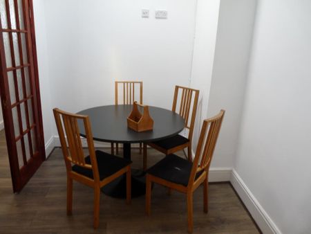 3 bedroom flat to rent - Photo 2