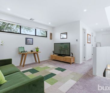 STUNNING NEAR NEW 3 BEDROOM 2 STOREY TOWNHOUSE - Photo 4