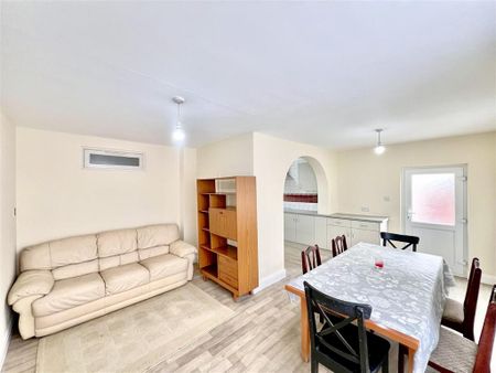 4 bedroom semi-detached house to rent - Photo 2