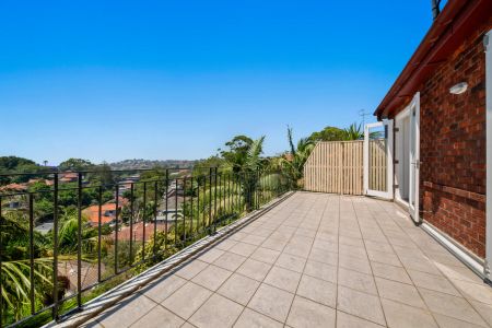 Newly Renovated Coastal Apartment in the Heart of Coogee 4/103 Carrington Road, Coogee NSW 2034 - Photo 5