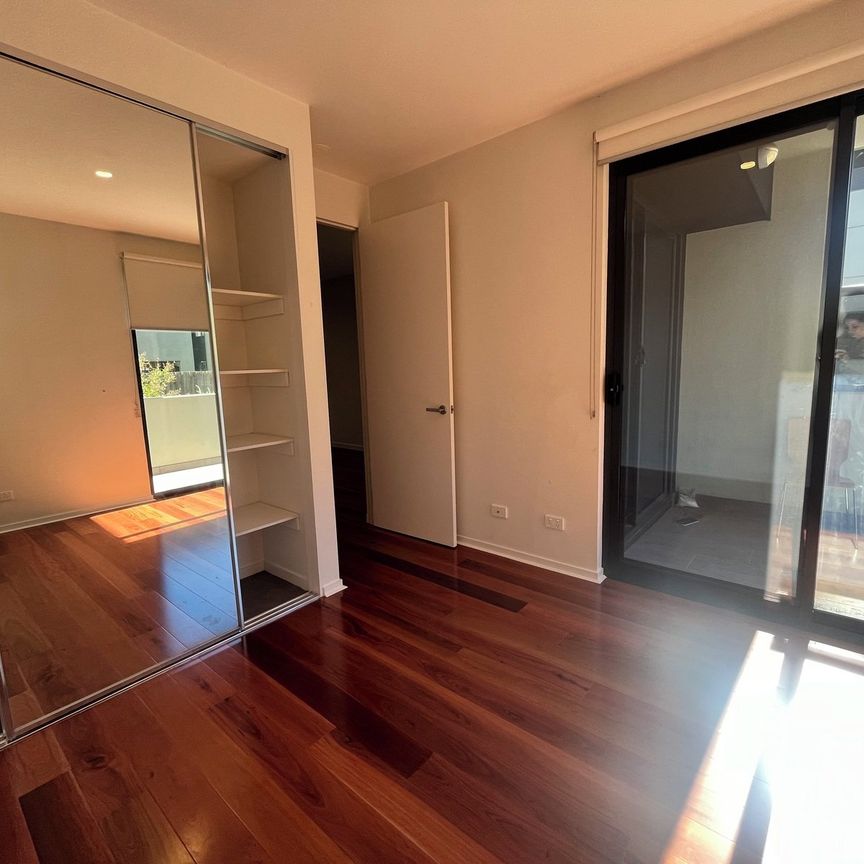 MODERN TWO BEDROOM, TWO BATHROOM APARTMENT - Photo 1