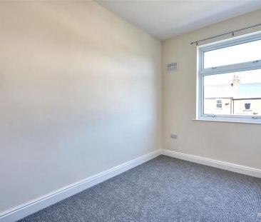 2 bedroom end of terrace house to rent - Photo 2