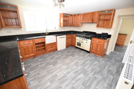 4 bedroom semi-detached house to rent - Photo 4