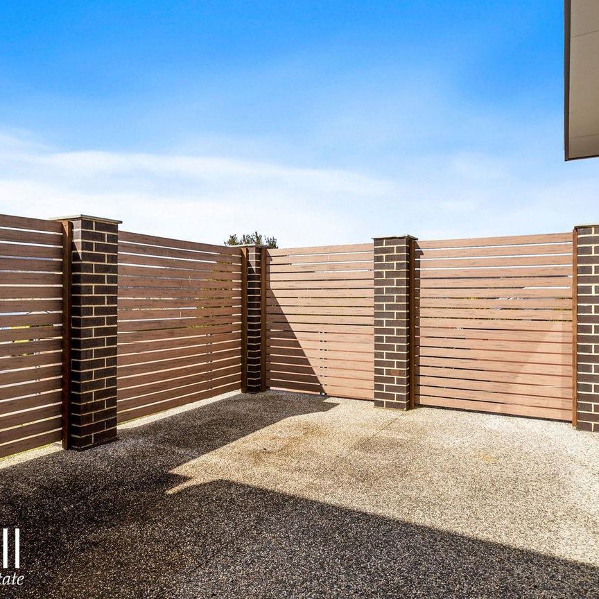 Light, Bright & Beautiful - A Family-Friendly Home in Sought-After Howrah - Photo 1