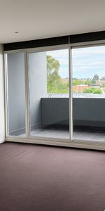 Light, Lifestyle, and Location — Richmond’s Best Awaits - Photo 3