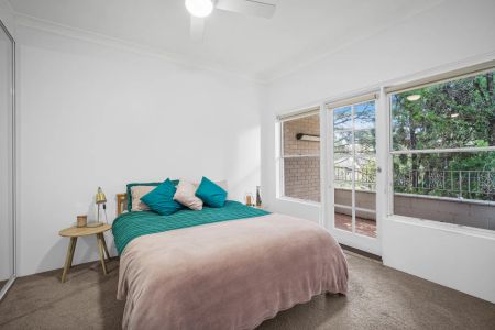 Two Bedroom Apartment In South Hurstville: Elevated Position, Light-Filled, Auto Garage. - Photo 3