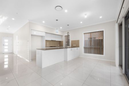 Immaculate Five Bedroom Quality Family Home - Close to all Amenities - Photo 4