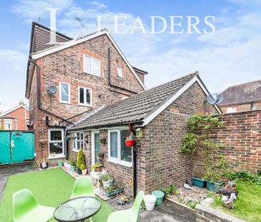 4 bedroom semi-detached house to rent - Photo 3