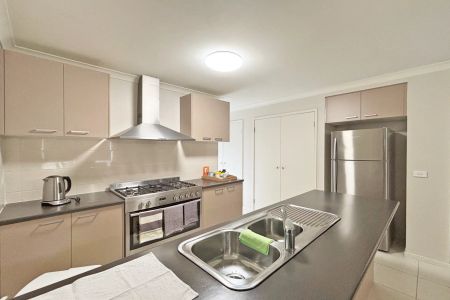 Stylish Townhouse - Photo 4