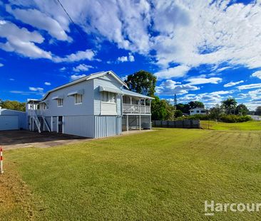 Charming 4-Bedroom Queenslander with Stunning Foreshore Views - Jus... - Photo 4