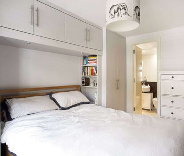 Well-located contemporary art deco style two bed apartment with sec... - Photo 2