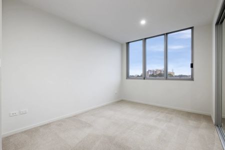 Executive apartment enjoys elevated views out to the skyline - Photo 3