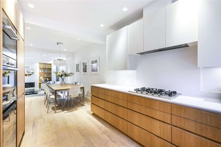 Well presented house with a very large decked terrace, moments from High Street Kensington - Photo 2