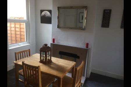 2 Bed Terraced House, Lichfield Road, E6 - Photo 3