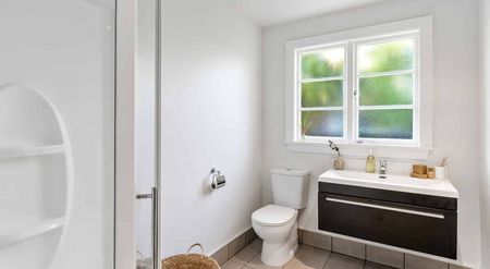 *** 3 BEDROOM FAMILY HOME *** - Photo 2