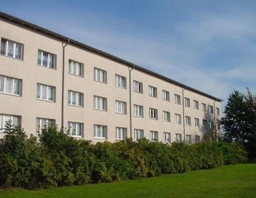 Zwei- Zimmer- Wohnung mit Badewanne und Ausblick ins Grüne - Foto 1