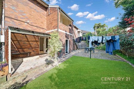 Spacious Art Deco Apartment with Modern Comfort in Prime Location - Photo 4