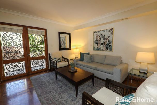 Fully Furnished, Spacious & Private Townhouse in a Quiet Street - Perfect for Families or Students! - Photo 1