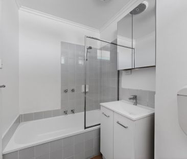 Freshly Updated Boutique Apartment in Prime Aberfeldie Location - Photo 1