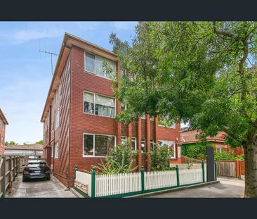 Bright One-Bedroom Apartment in Quiet Street with Parking - Photo 1