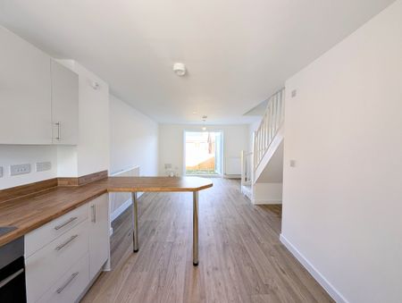 Heol Y Gylfinir, Llanilid - Photo 3