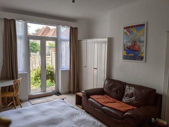 2 Bed Flat, Leeside Crescent, NW11 - Photo 1