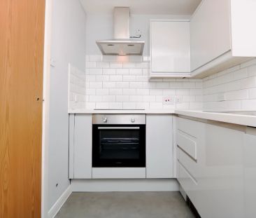 2Bedrooms, 1Bathrooms - Photo 2